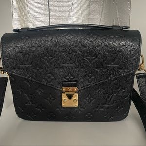 Louis Vuitton Pochette Metis in Black